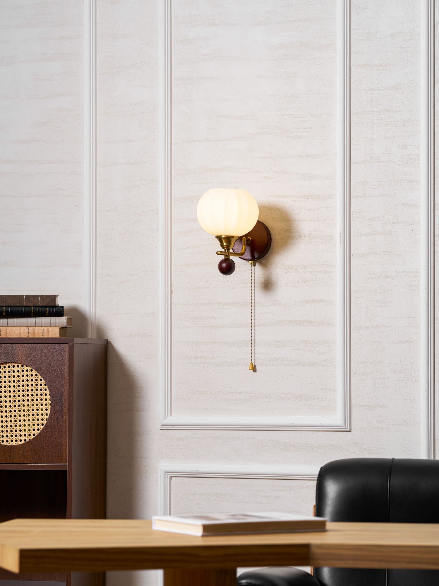 Lumea Crest vägglampa – böjd arm, frostat lampskärm