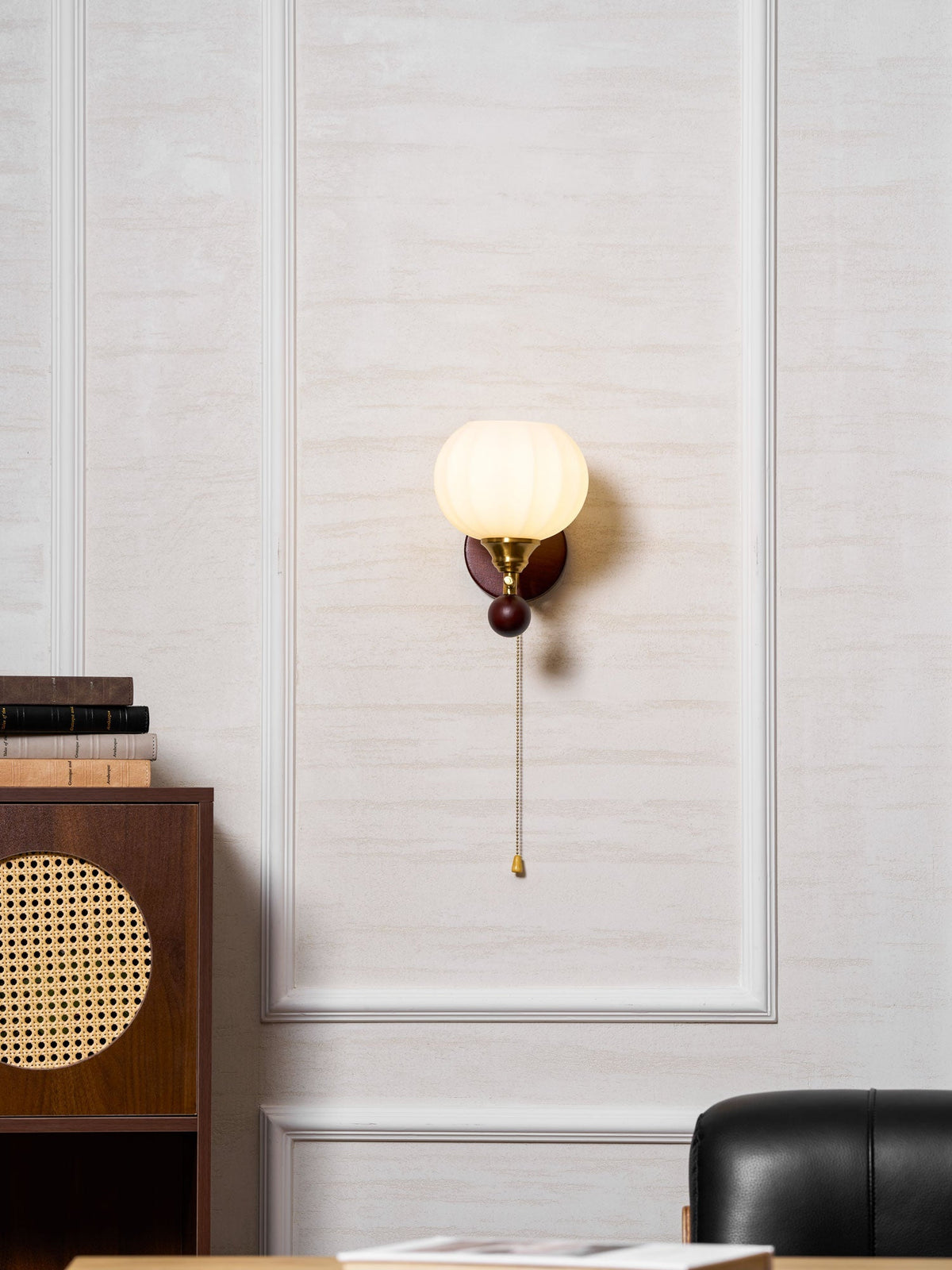 Lumea Crest vägglampa – böjd arm, frostat lampskärm