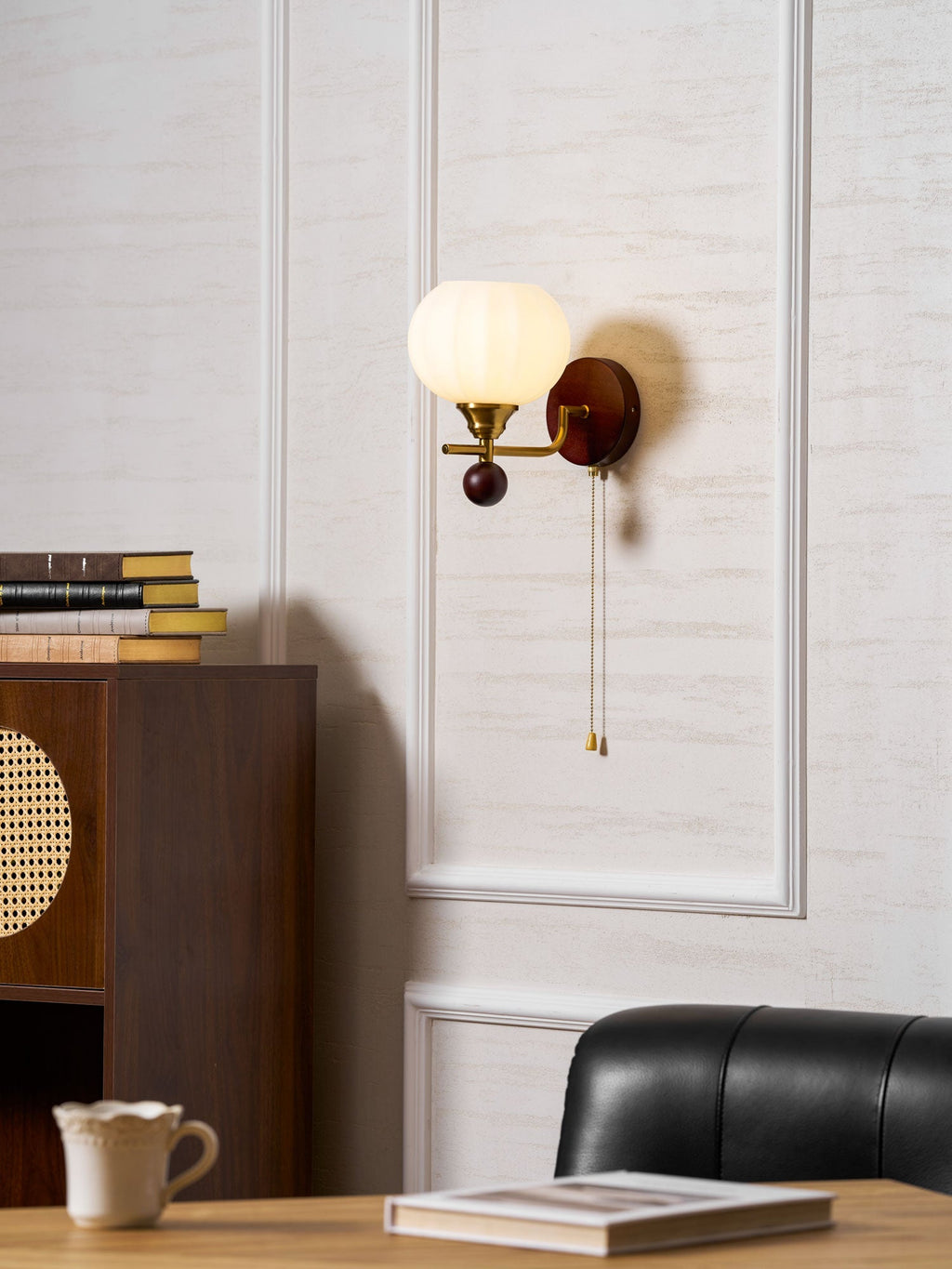 Lumea Crest vägglampa – böjd arm, frostat lampskärm