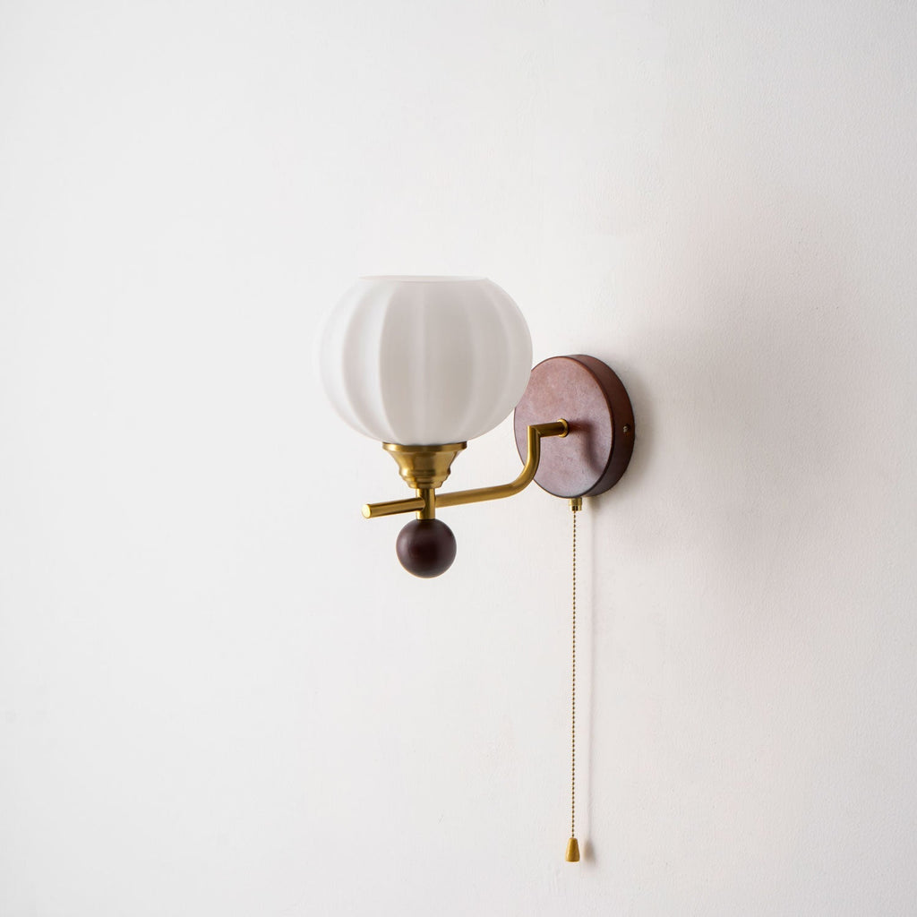 Lumea Crest vägglampa – böjd arm, frostat lampskärm