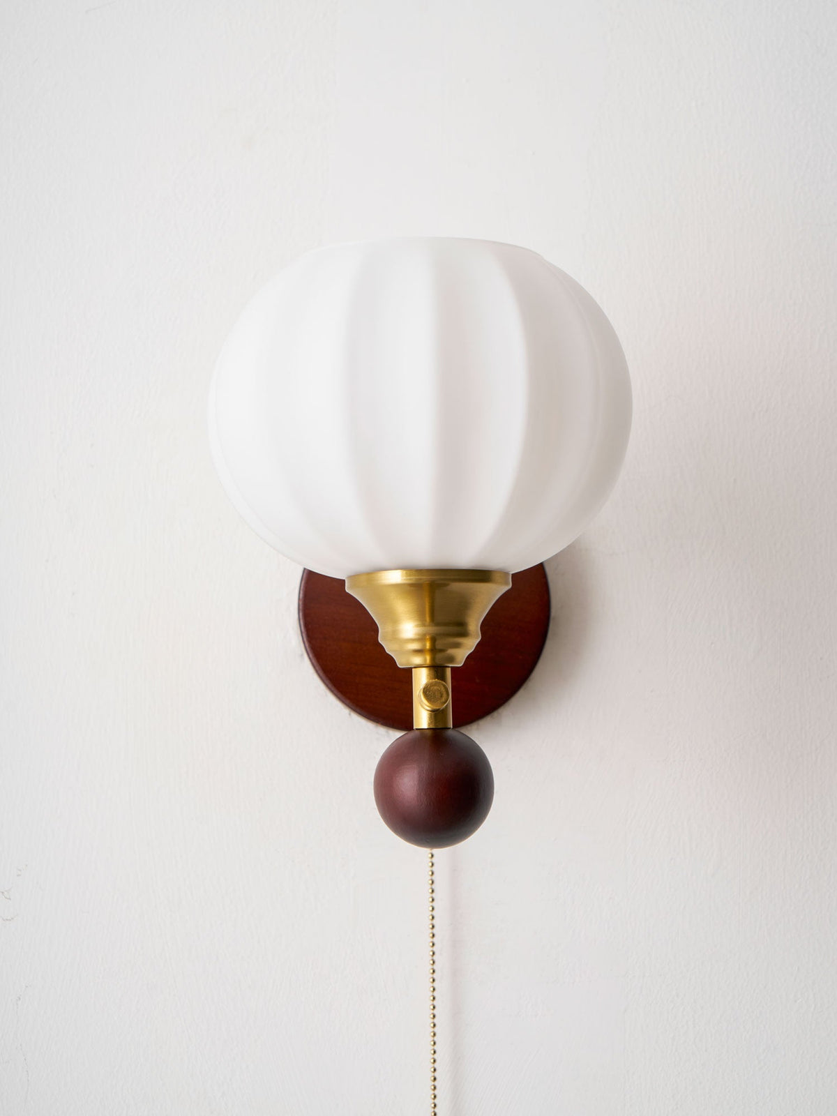 Lumea Crest vägglampa – böjd arm, frostat lampskärm