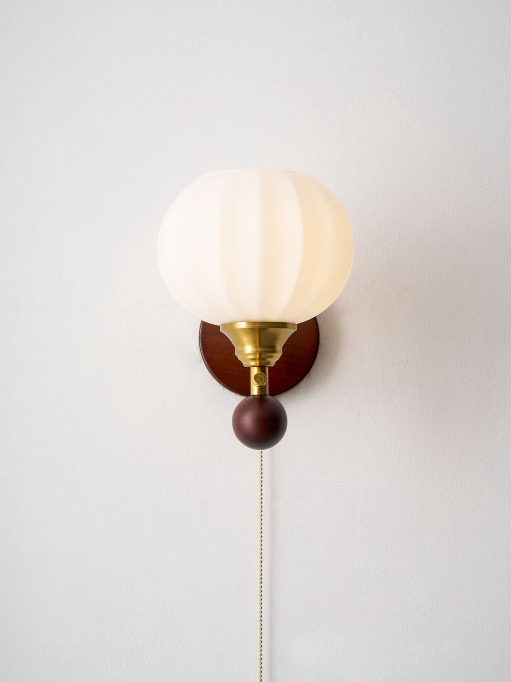 Lumea Crest vägglampa – böjd arm, frostat lampskärm