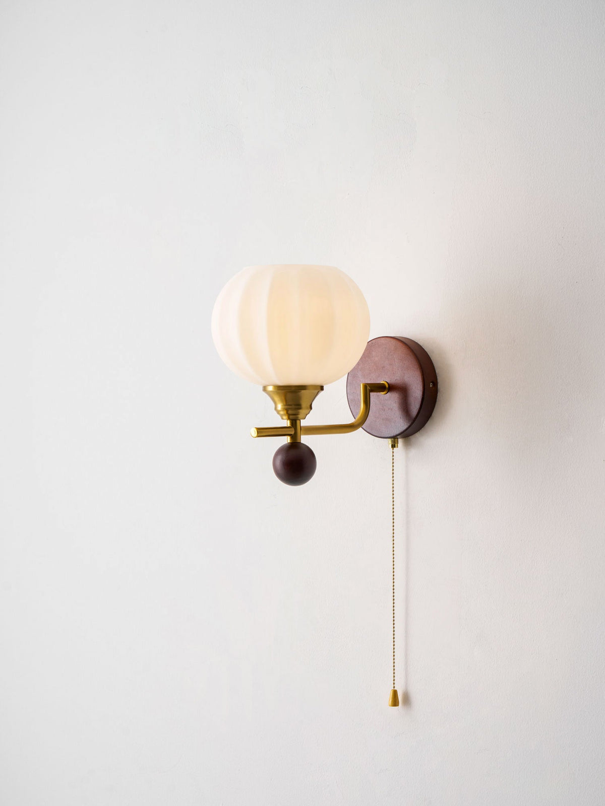 Lumea Crest vägglampa – böjd arm, frostat lampskärm