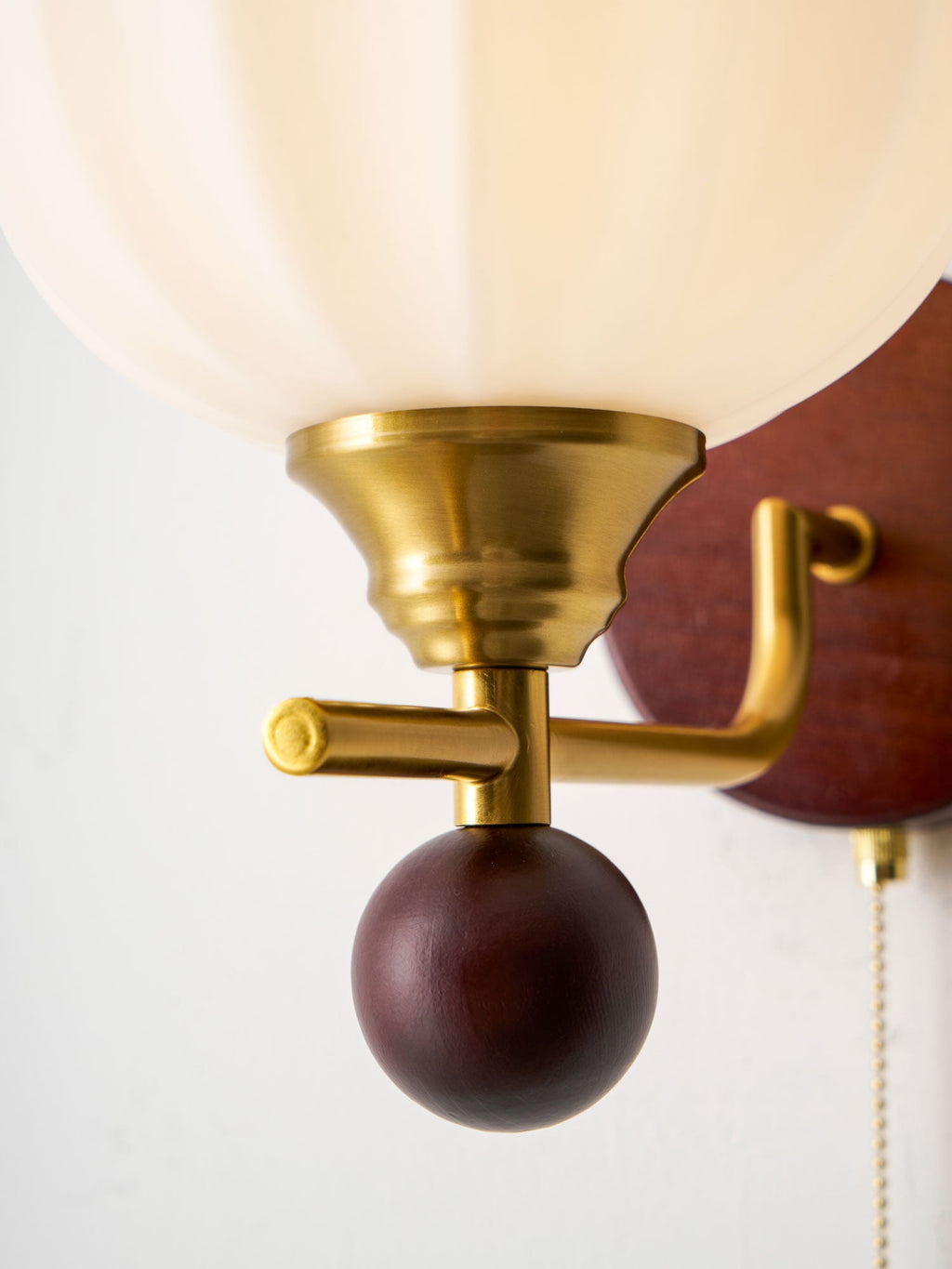 Lumea Crest vägglampa – böjd arm, frostat lampskärm