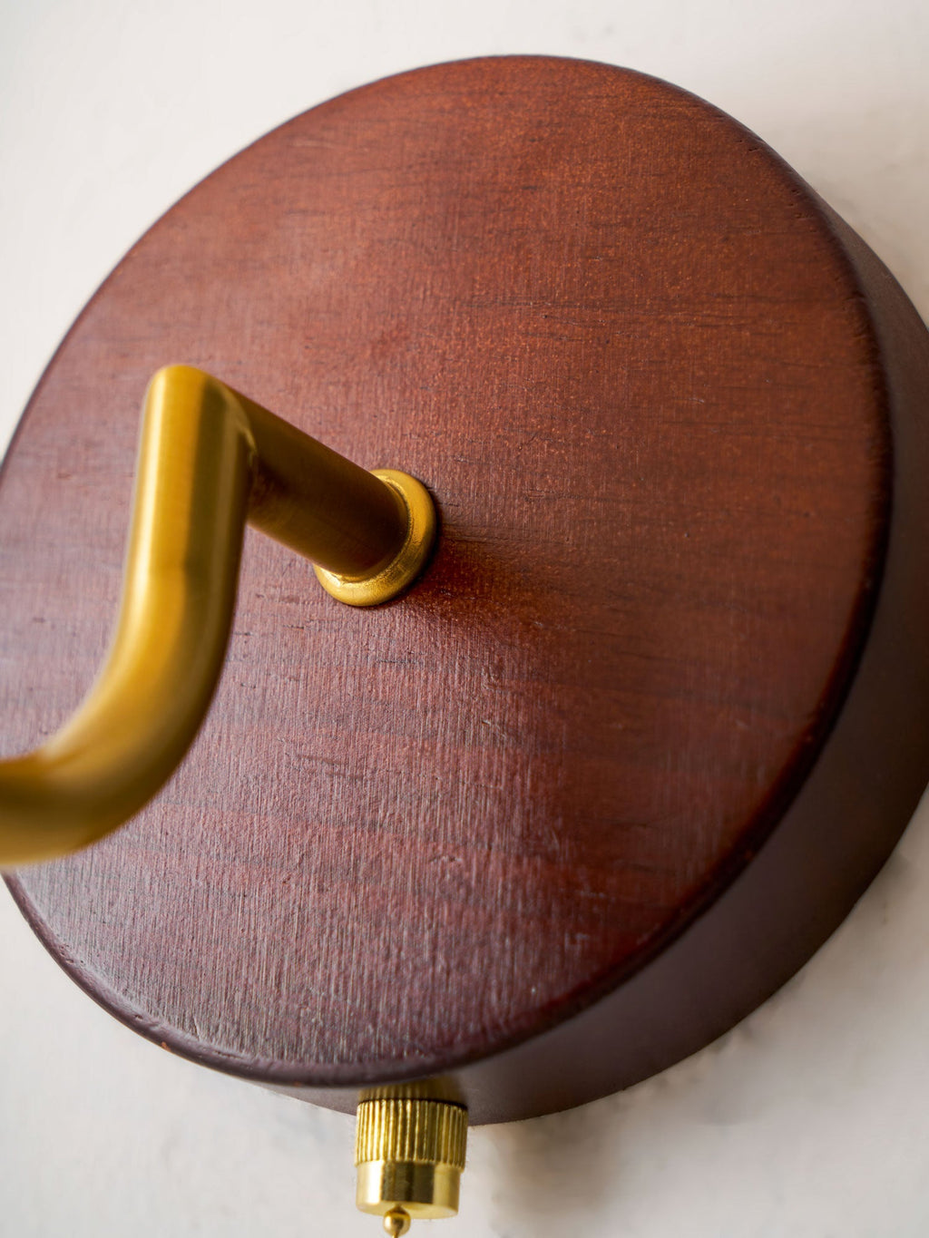 Lumea Crest vägglampa – böjd arm, frostat lampskärm