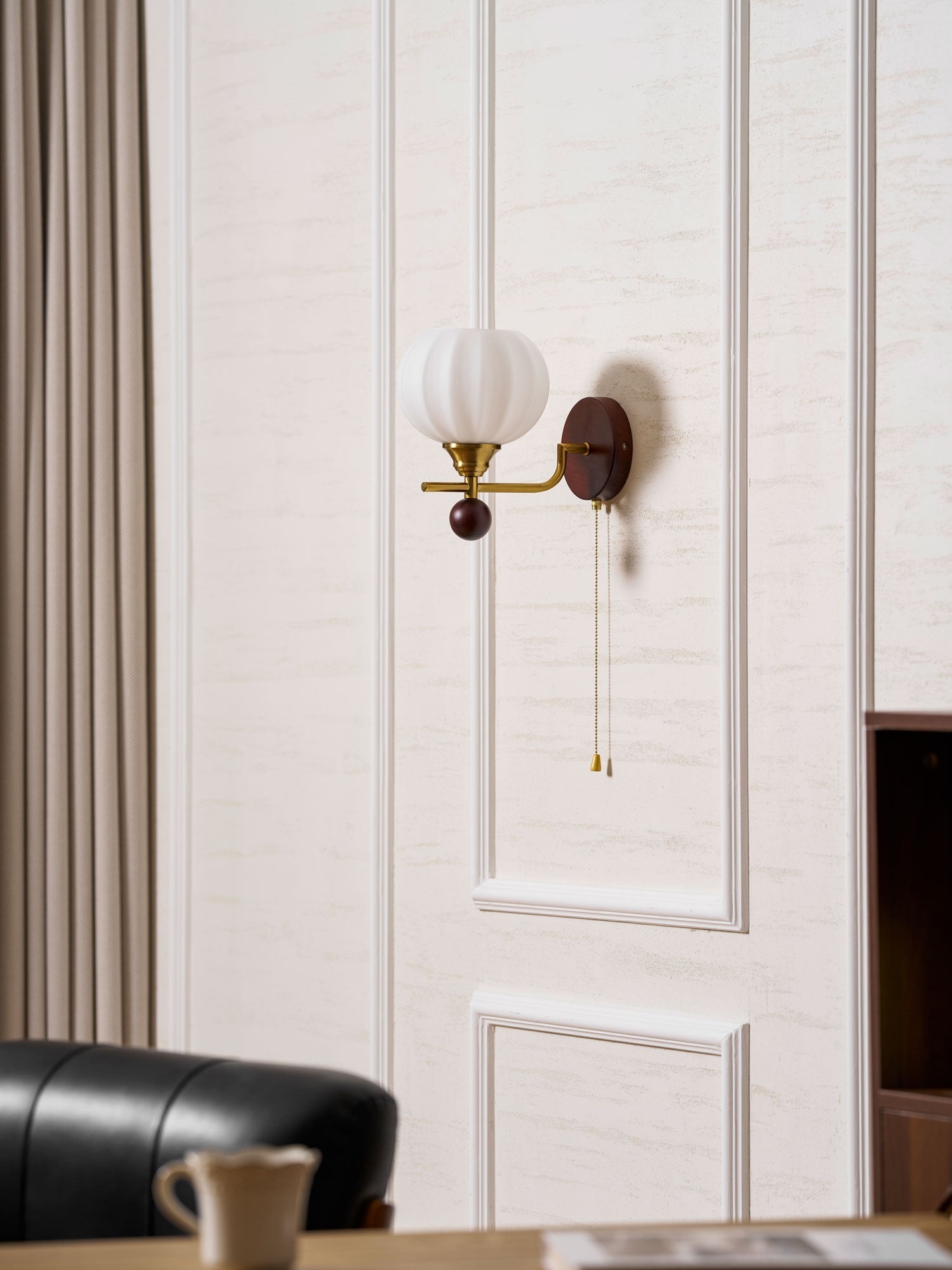 Lumea Crest vägglampa – böjd arm, frostat lampskärm