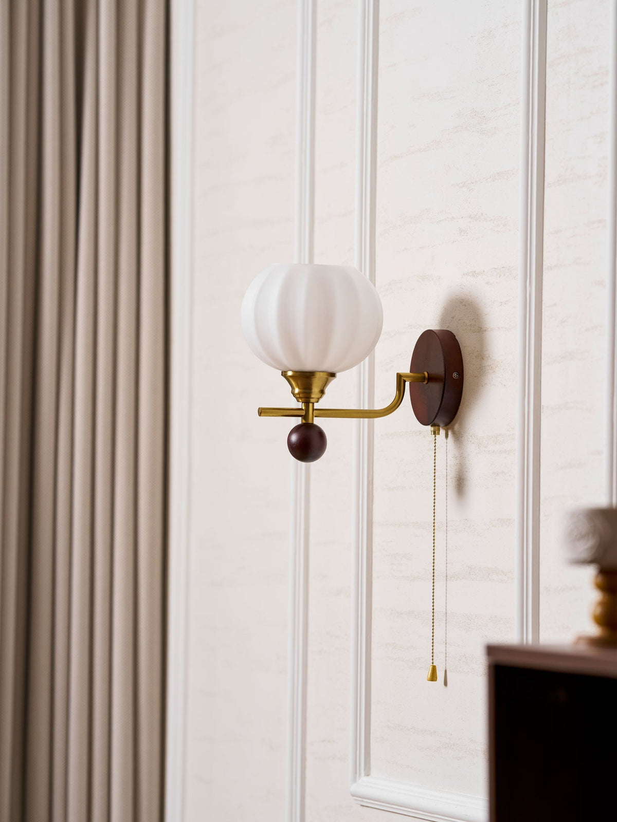 Lumea Crest vägglampa – böjd arm, frostat lampskärm