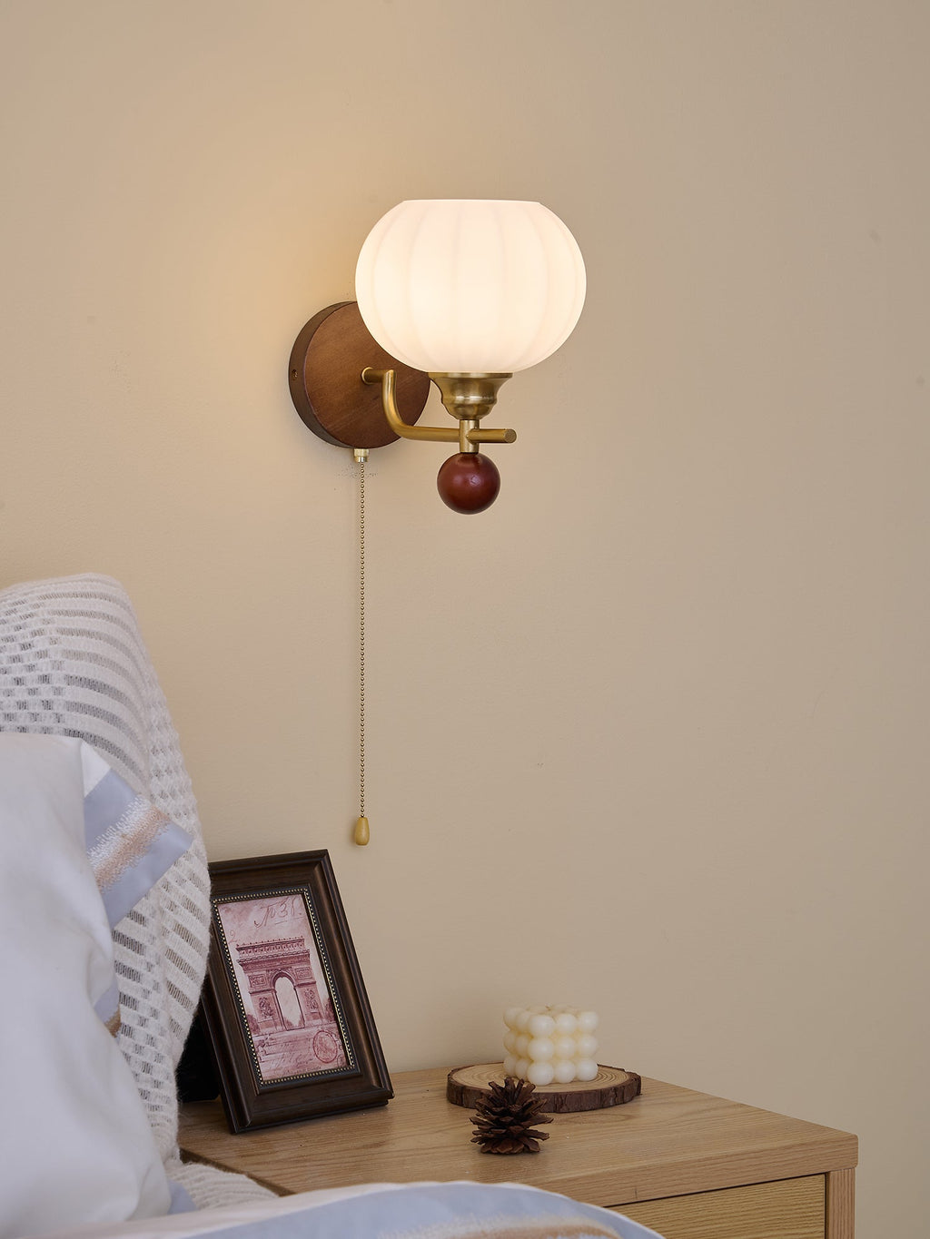 Lumea Crest vägglampa – böjd arm, frostat lampskärm