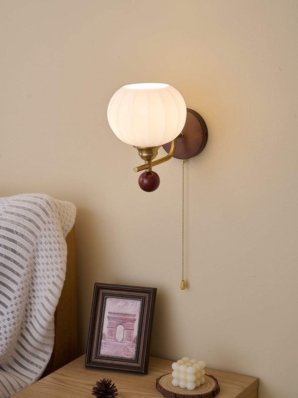 Lumea Crest vägglampa – böjd arm, frostat lampskärm
