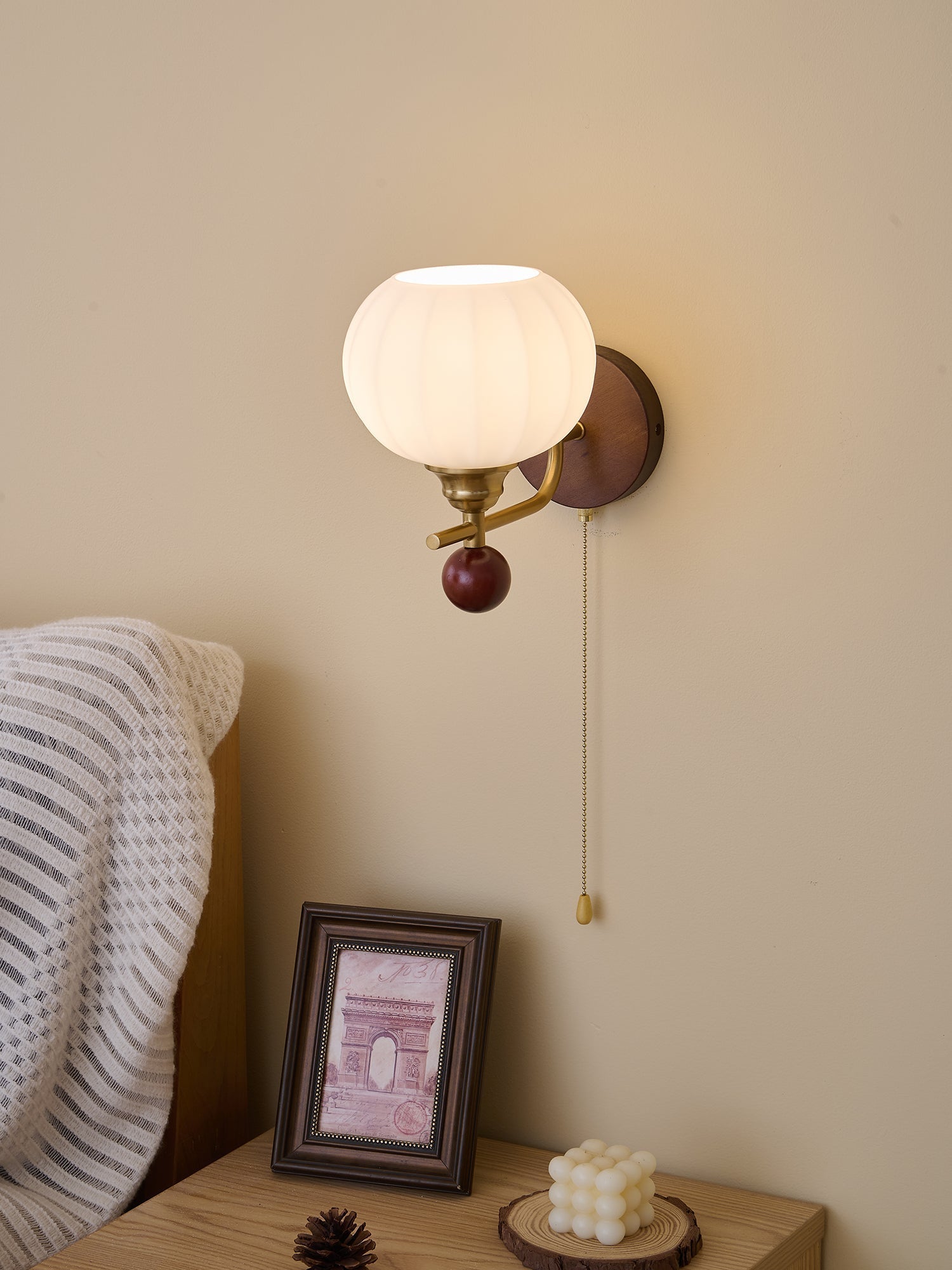 Lumea Crest vägglampa – böjd arm, frostat lampskärm