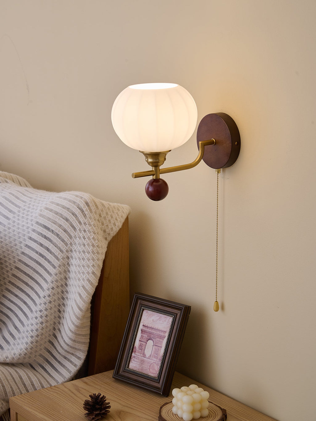 Lumea Crest vägglampa – böjd arm, frostat lampskärm