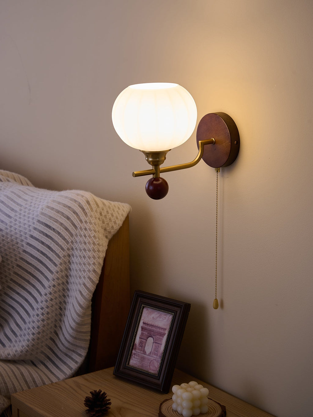 Lumea Crest vägglampa – böjd arm, frostat lampskärm