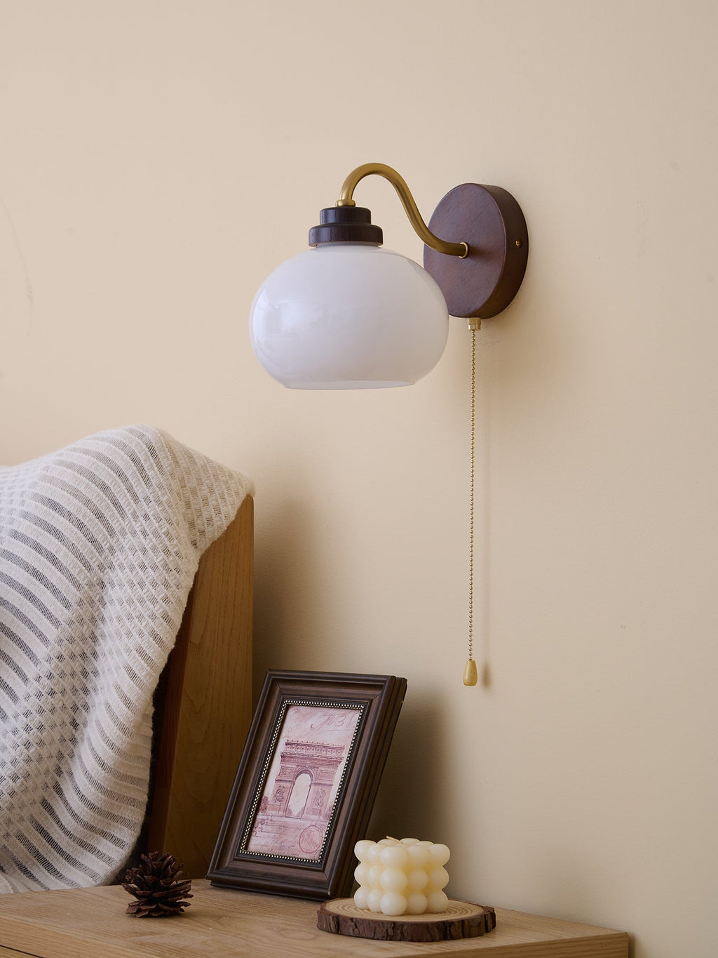 Lumea Crest vägglampa – böjd arm, frostat lampskärm