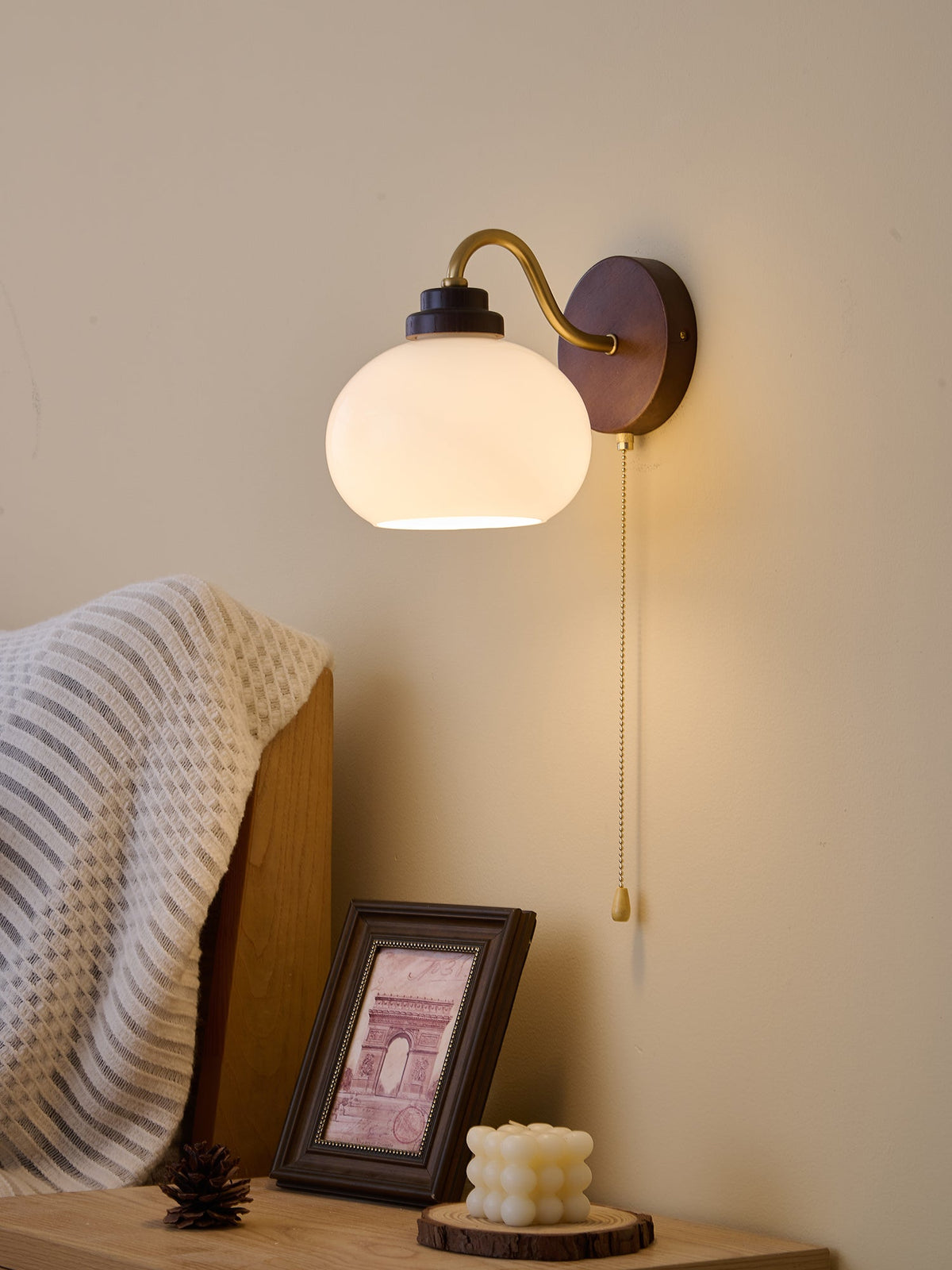 Lumea Crest vägglampa – böjd arm, frostat lampskärm