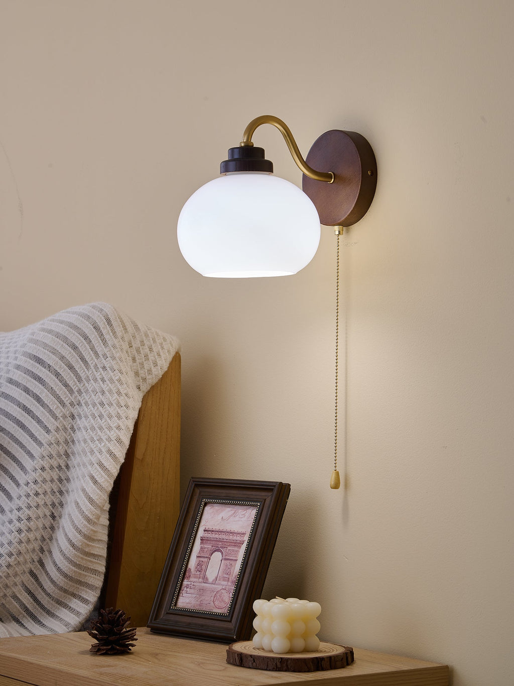 Lumea Crest vägglampa – böjd arm, frostat lampskärm