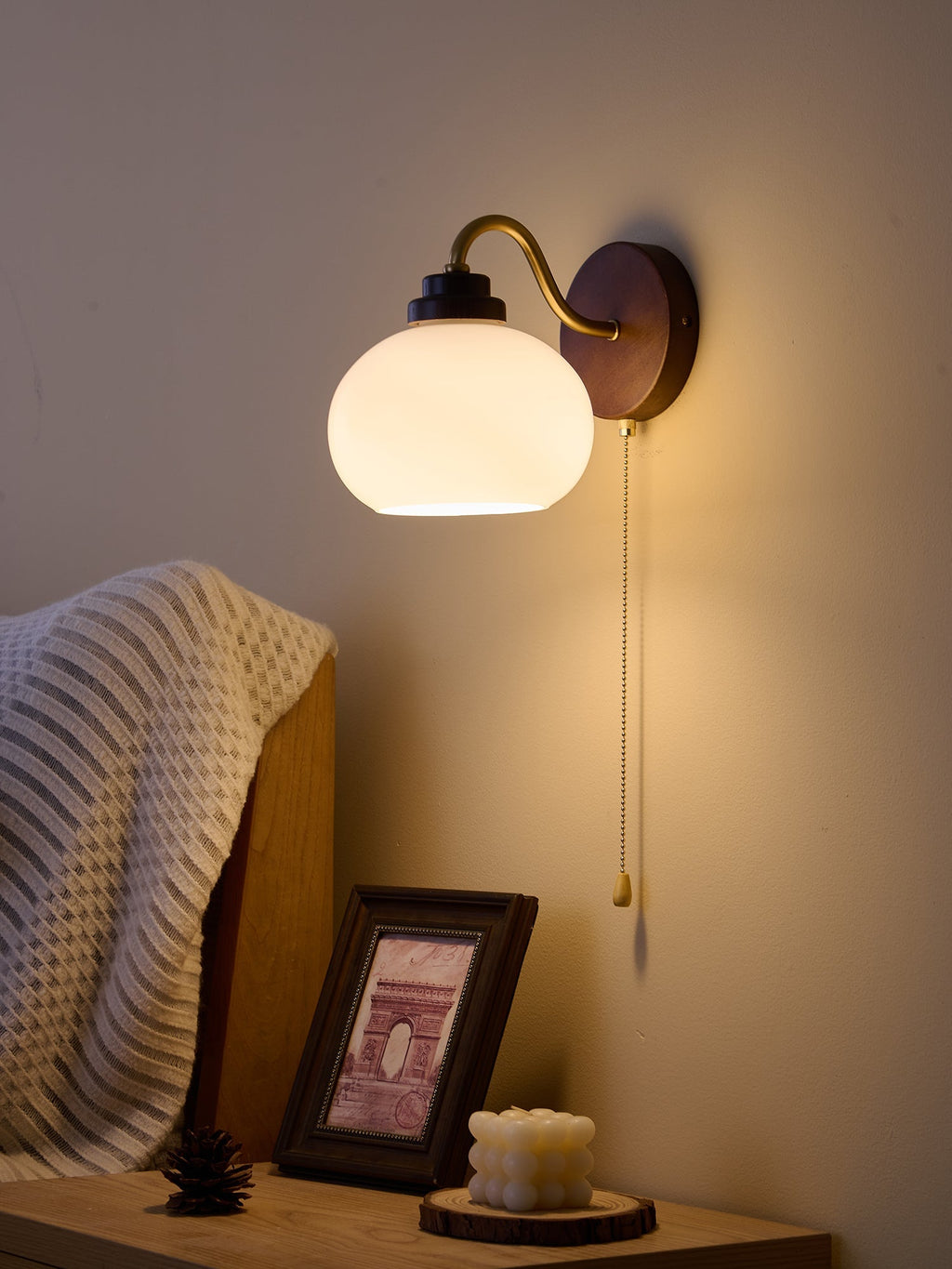 Lumea Crest vägglampa – böjd arm, frostat lampskärm