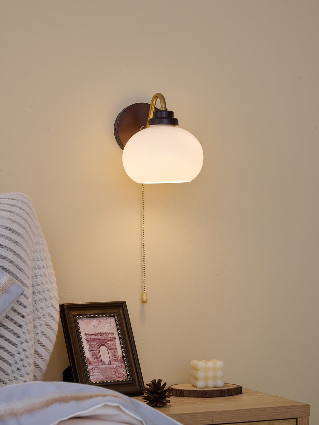 Lumea Crest vägglampa – böjd arm, frostat lampskärm