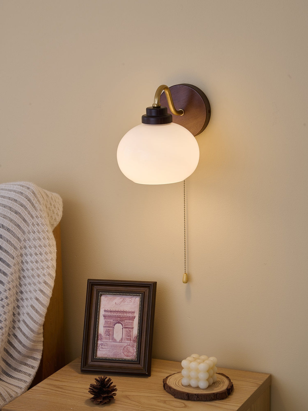 Lumea Crest vägglampa – böjd arm, frostat lampskärm