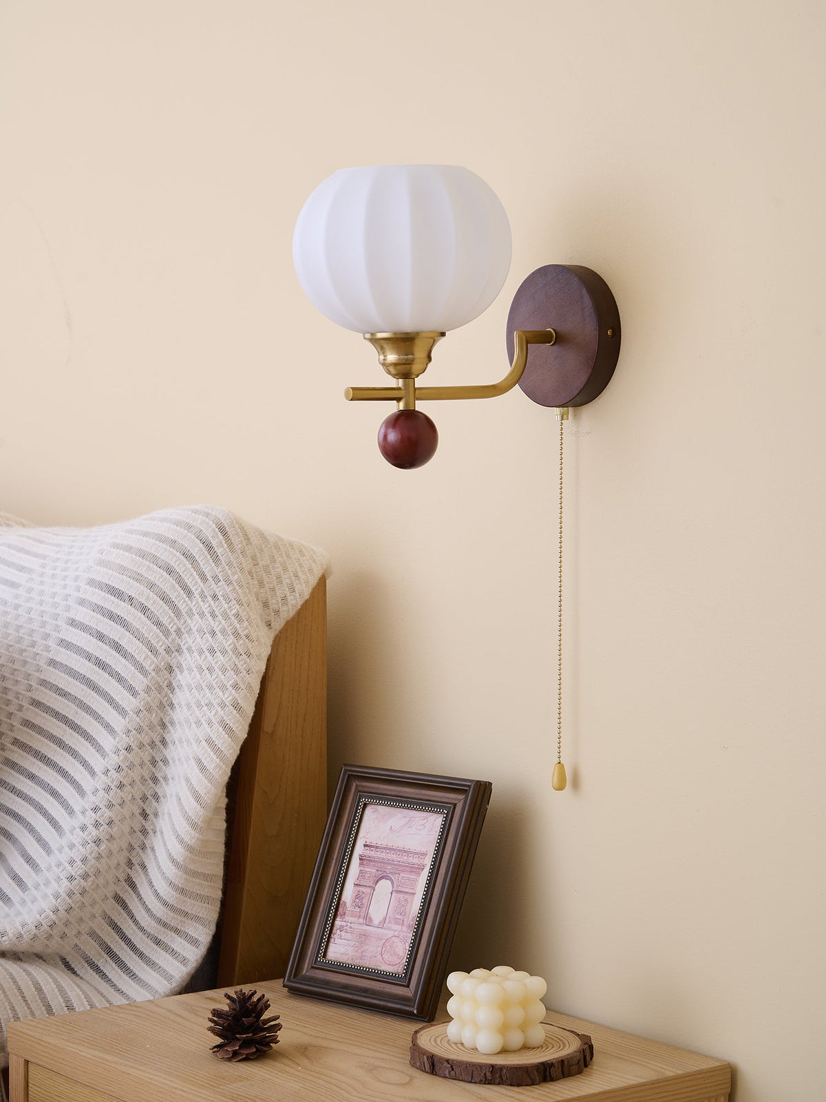 Lumea Crest vägglampa – böjd arm, frostat lampskärm