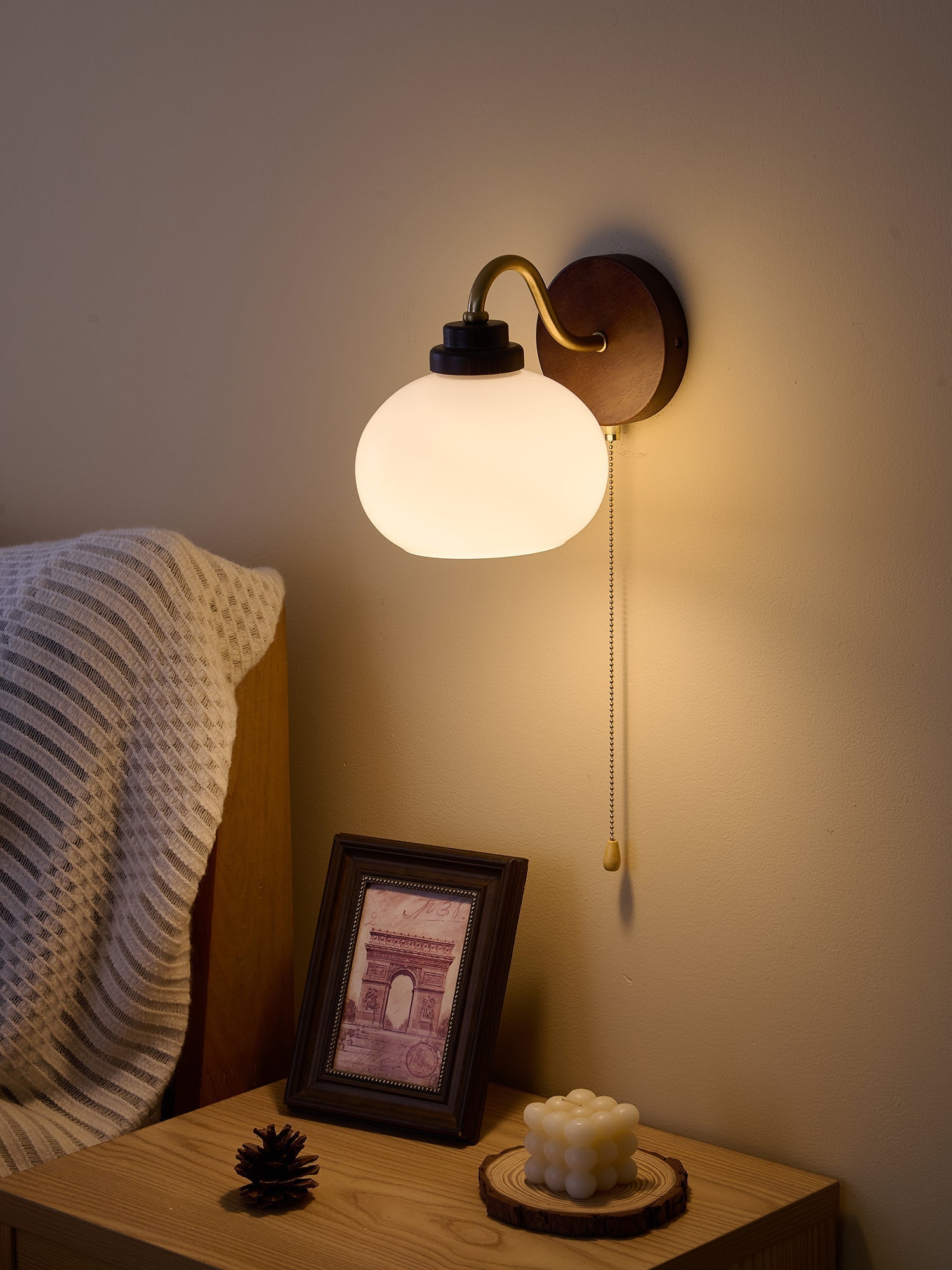 Lumea Crest vägglampa – böjd arm, frostat lampskärm