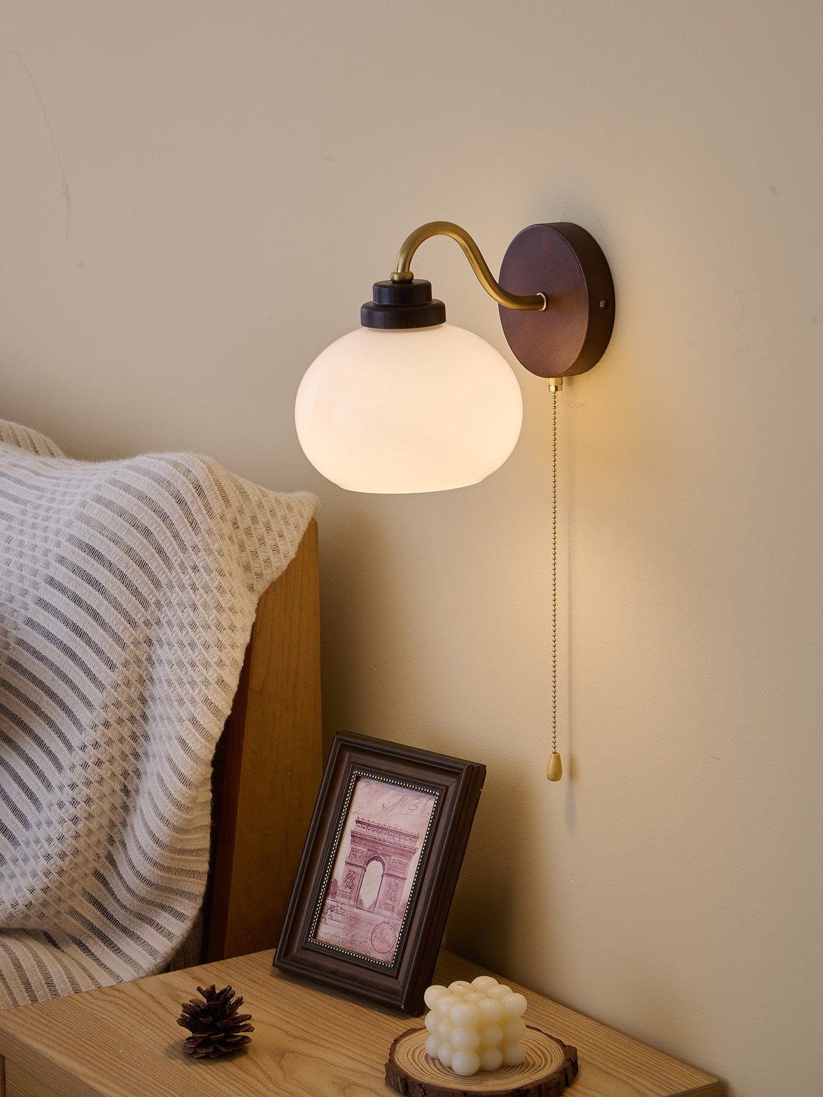 Lumea Crest vägglampa – böjd arm, frostat lampskärm