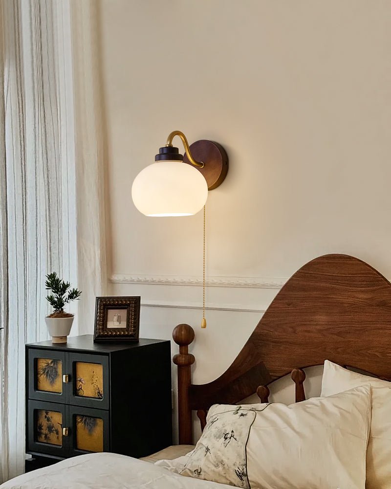 Lumea Crest vägglampa – böjd arm, frostat lampskärm