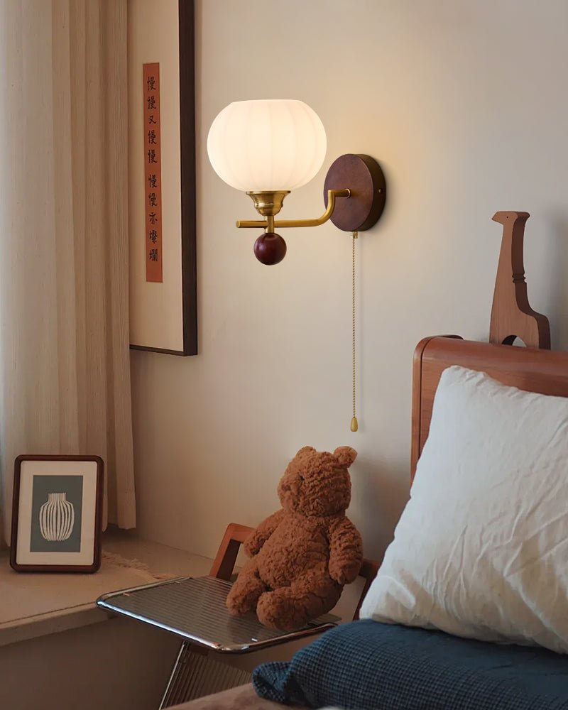 Lumea Crest vägglampa – böjd arm, frostat lampskärm