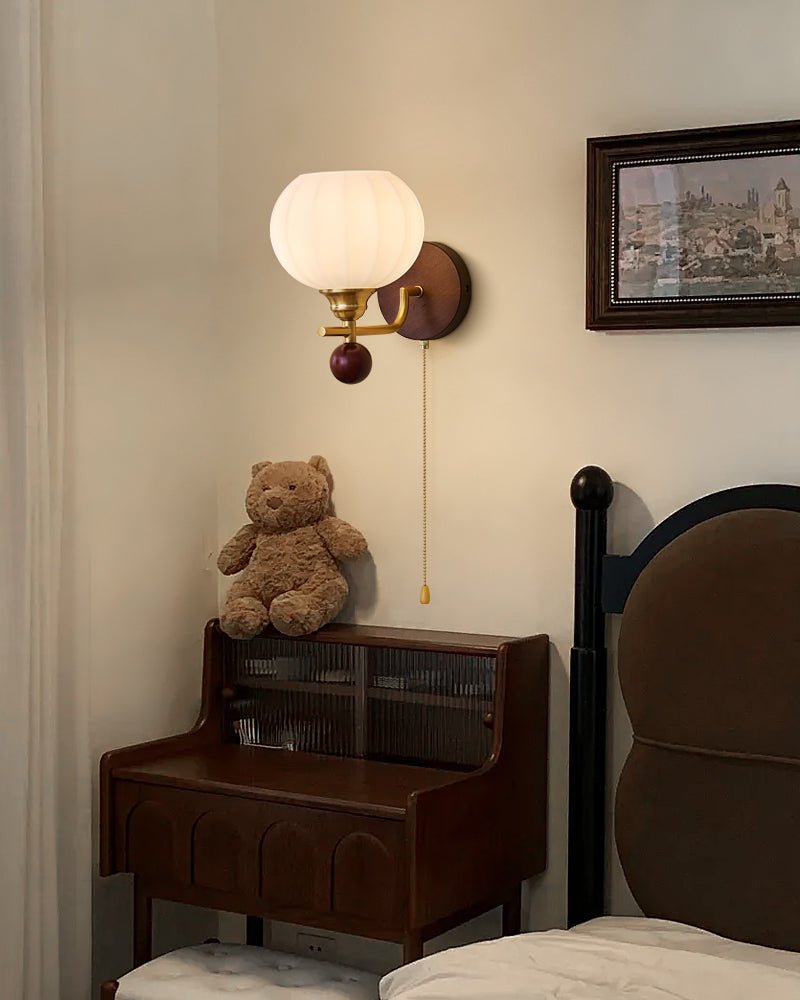 Lumea Crest vägglampa – böjd arm, frostat lampskärm