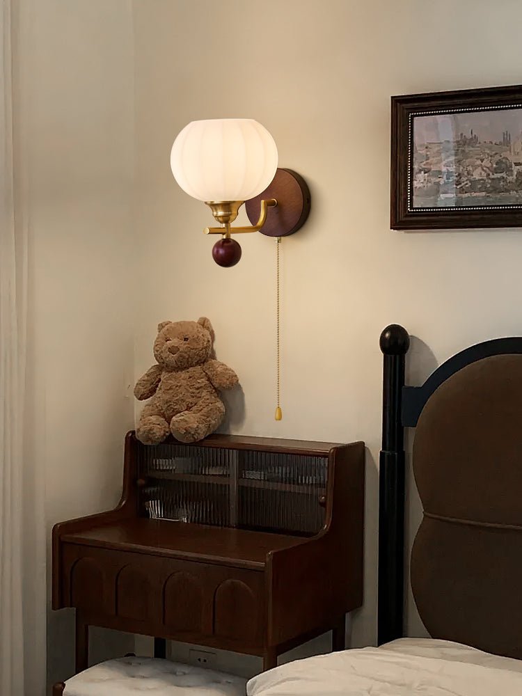 Lumea Crest vägglampa – böjd arm, frostat lampskärm