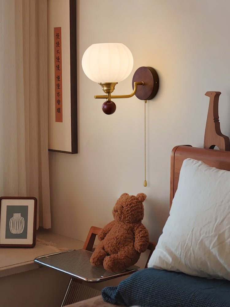 Lumea Crest vägglampa – böjd arm, frostat lampskärm