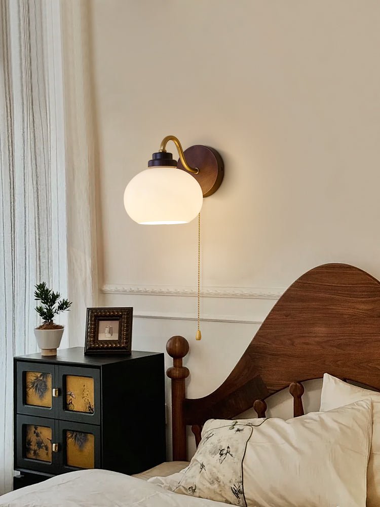 Lumea Crest vägglampa – böjd arm, frostat lampskärm