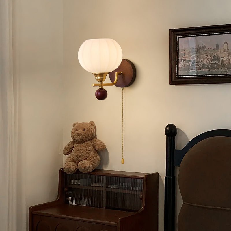 Lumea Crest vägglampa – böjd arm, frostat lampskärm