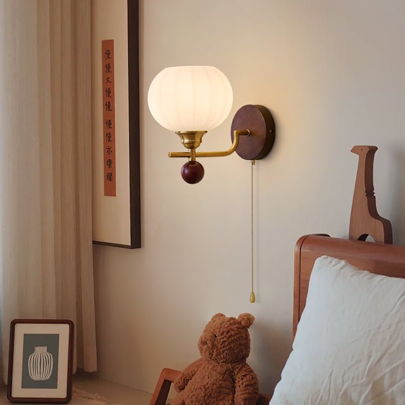 Lumea Crest vägglampa – böjd arm, frostat lampskärm
