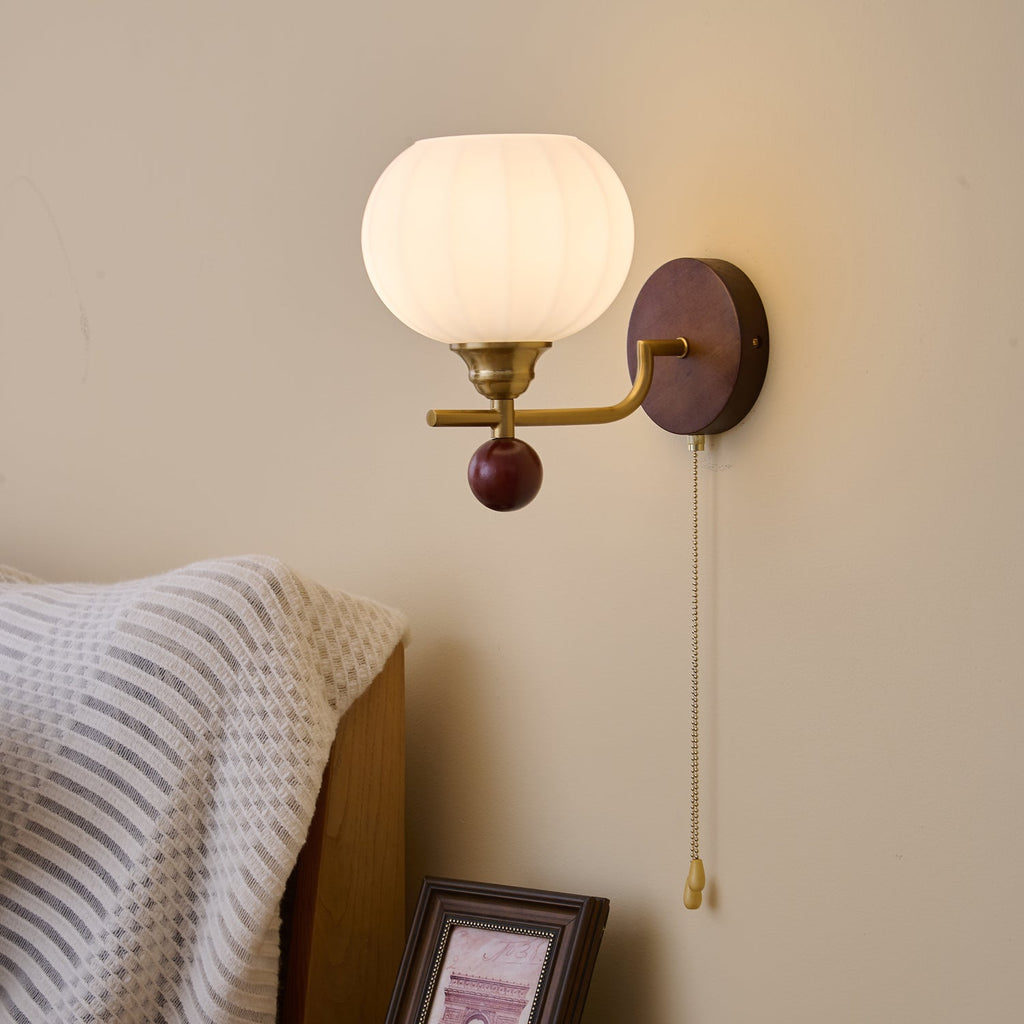 Lumea Crest vägglampa – böjd arm, frostat lampskärm
