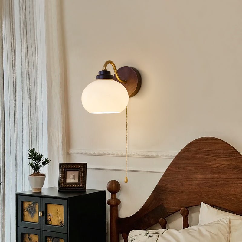 Lumea Crest vägglampa – böjd arm, frostat lampskärm