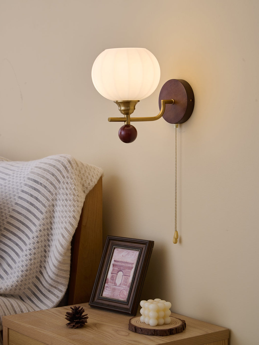 Lumea Crest vägglampa – böjd arm, frostat lampskärm