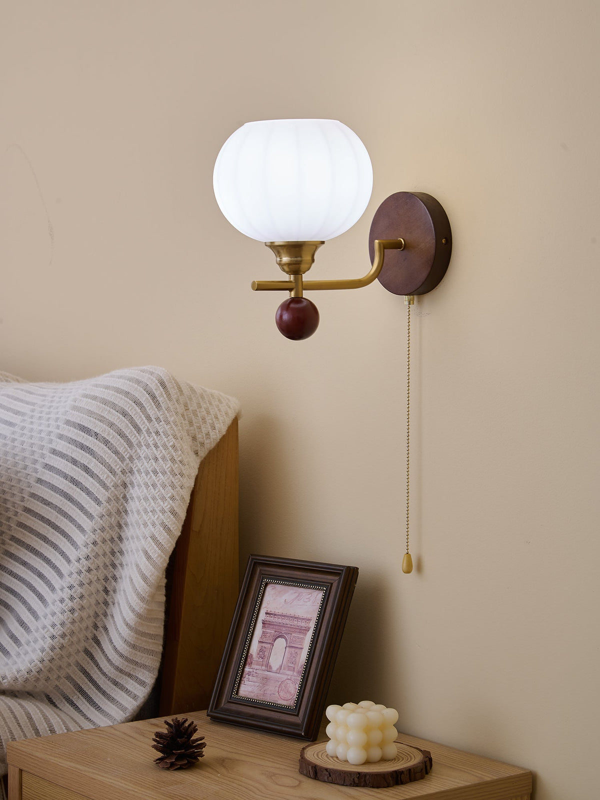 Lumea Crest vägglampa – böjd arm, frostat lampskärm