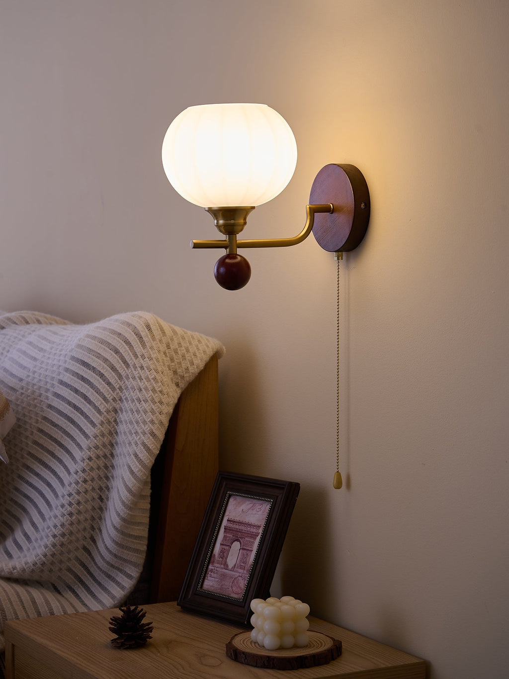 Lumea Crest vägglampa – böjd arm, frostat lampskärm