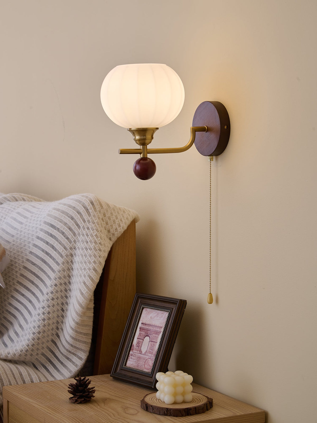 Lumea Crest vägglampa – böjd arm, frostat lampskärm
