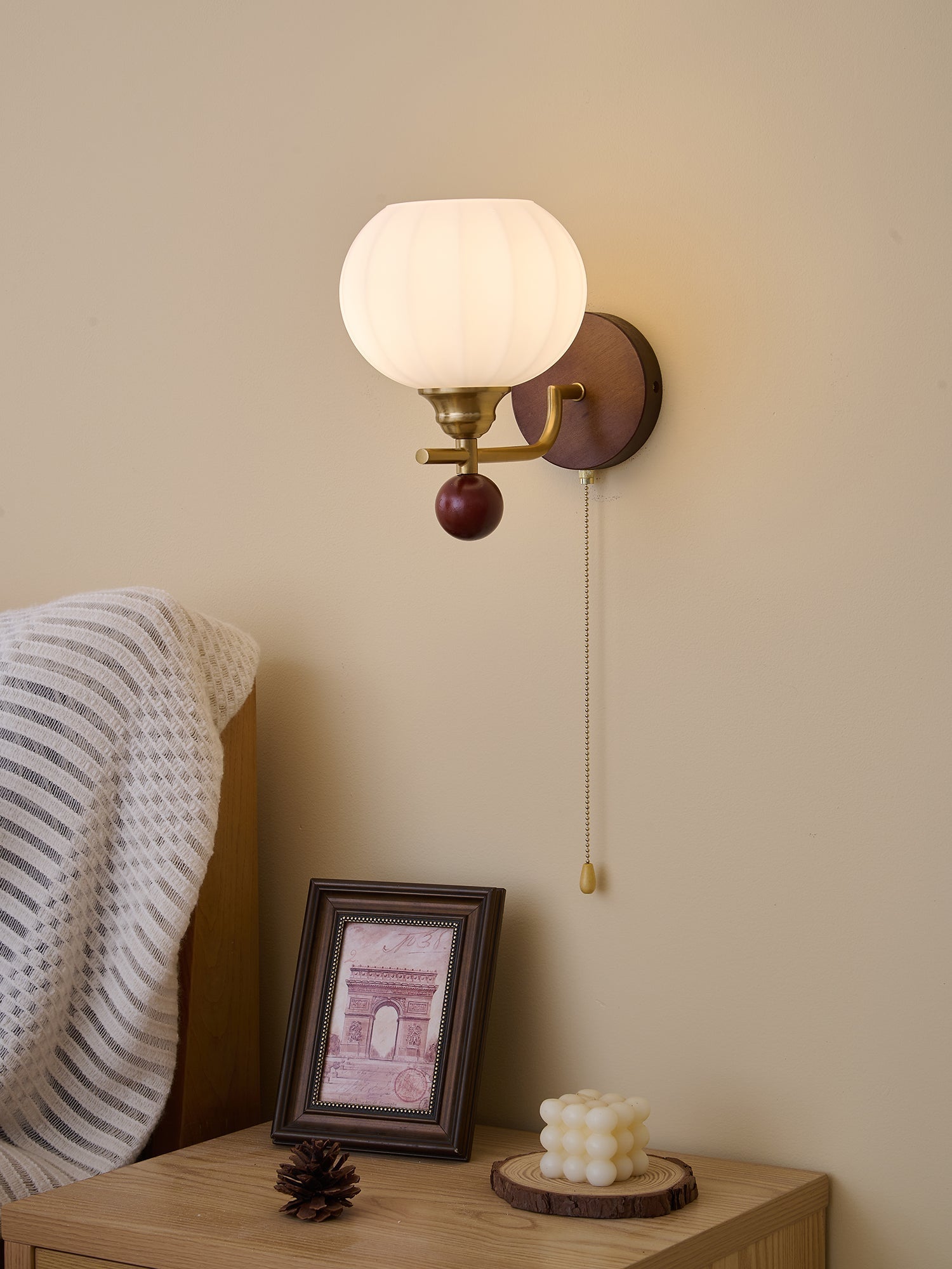 Lumea Crest vägglampa – böjd arm, frostat lampskärm