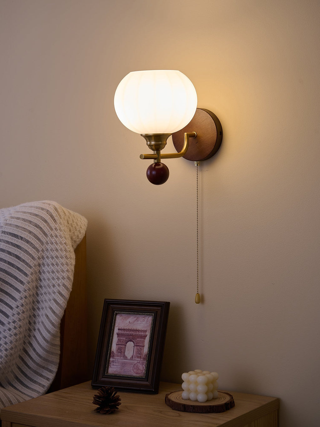 Lumea Crest vägglampa – böjd arm, frostat lampskärm