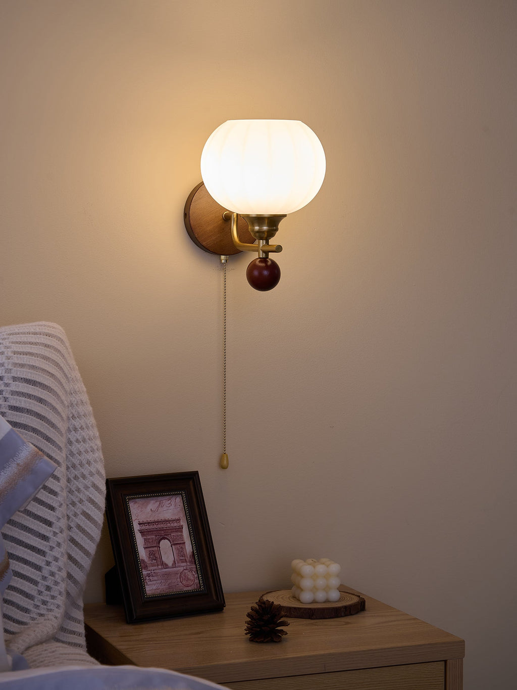 Lumea Crest vägglampa – böjd arm, frostat lampskärm