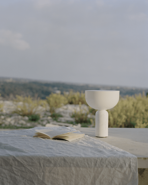 Lampă de masă Lunara din marmură — Siluetă rotunjită, bază espresso intens