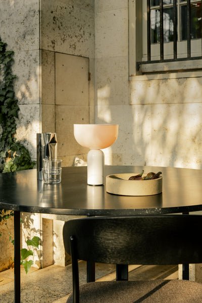 Lampă de masă Lunara din marmură — Siluetă rotunjită, bază espresso intens