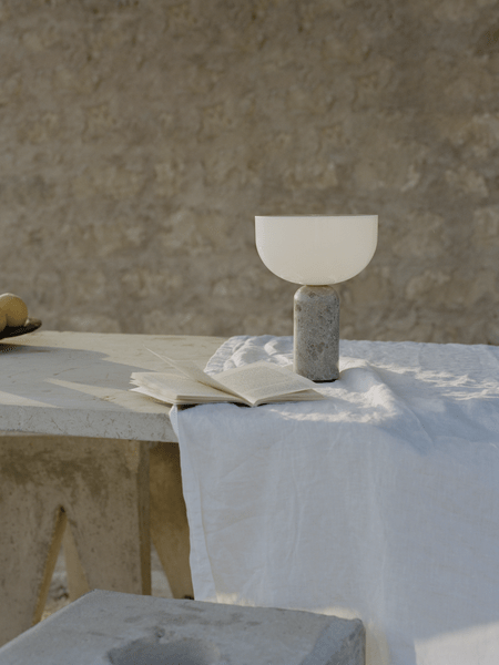 Lampă de masă Lunara din marmură — Siluetă rotunjită, bază espresso intens