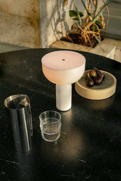 Lampă de masă Lunara din marmură — Siluetă rotunjită, bază espresso intens