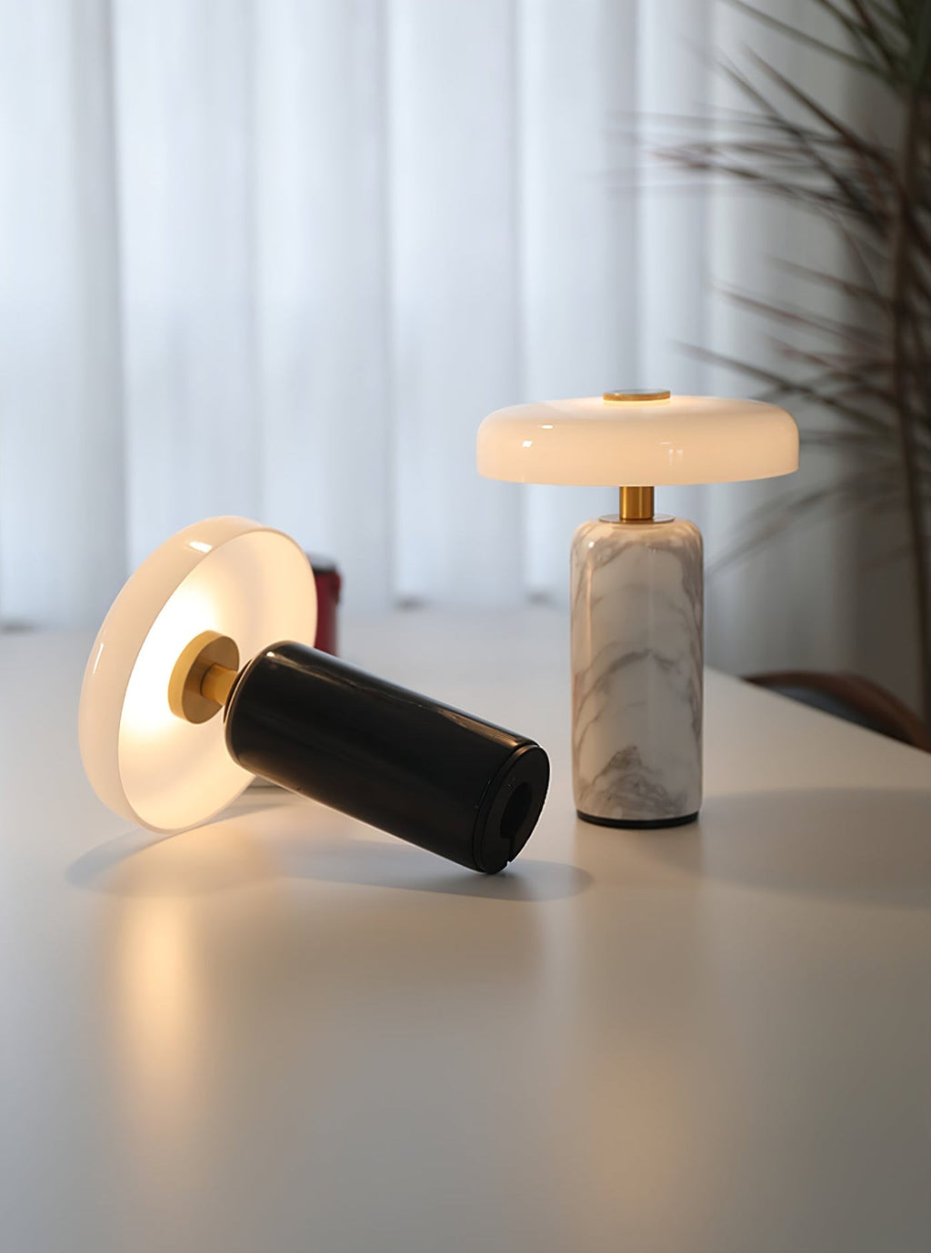 Lampă de masă Lunara din marmură — Siluetă rotunjită, bază espresso intens