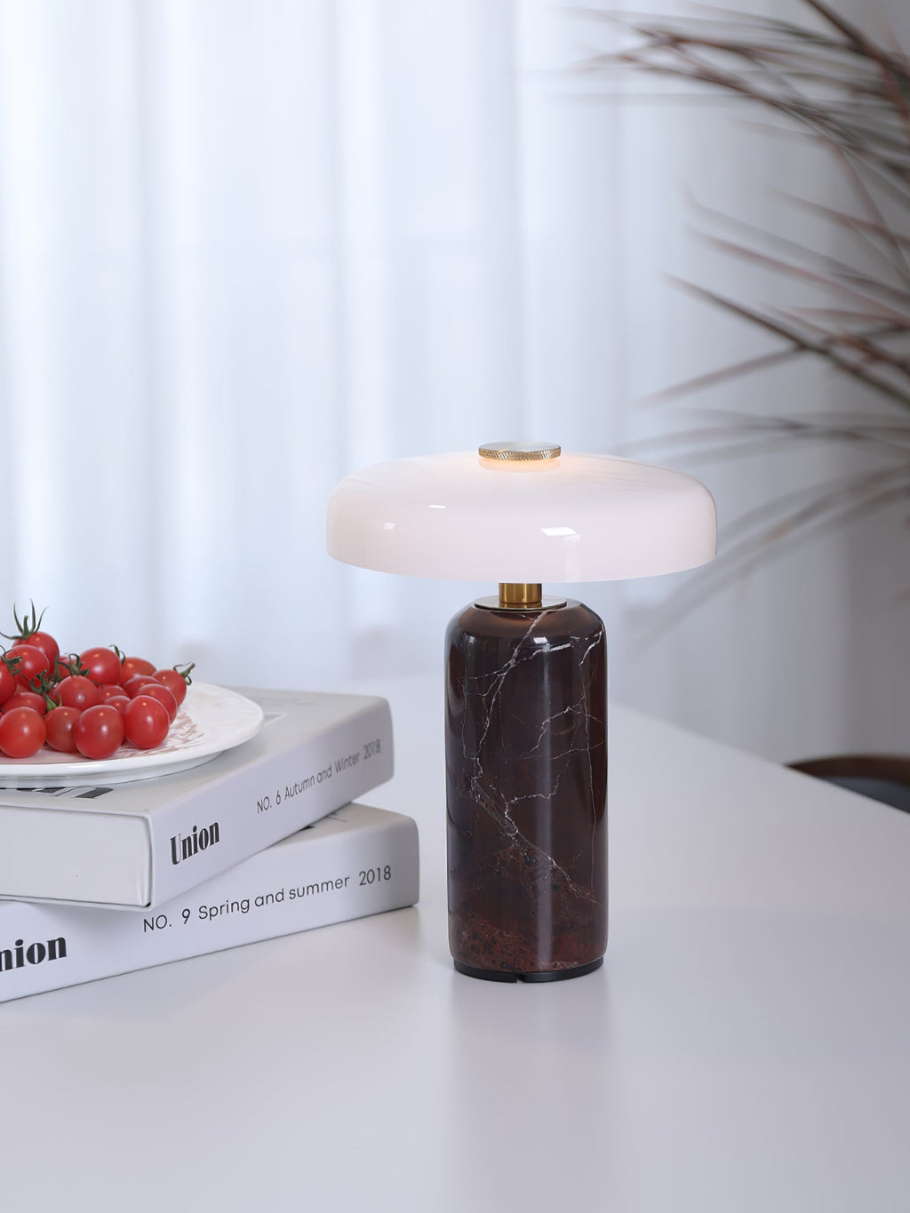 Lampă de masă Lunara din marmură — Siluetă rotunjită, bază espresso intens