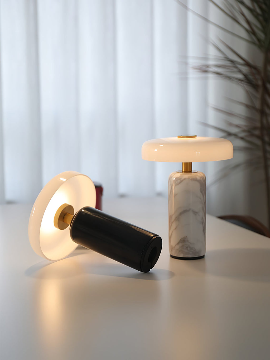 Lampă de masă Lunara din marmură — Siluetă rotunjită, bază espresso intens