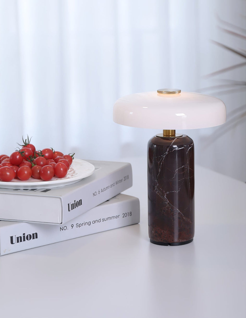 Lampă de masă Lunara din marmură — Siluetă rotunjită, bază espresso intens